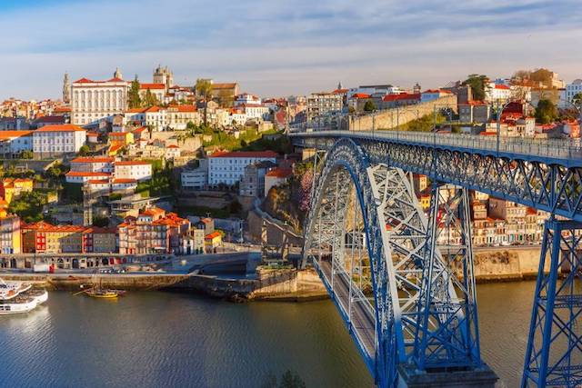 How to Rent a Moto in Porto?